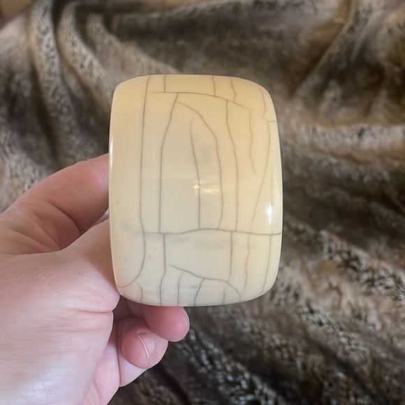 Very seldom worn Holt Renfrew acrylic? bone-colored bangle veined with grey. - Picture 4 of 4